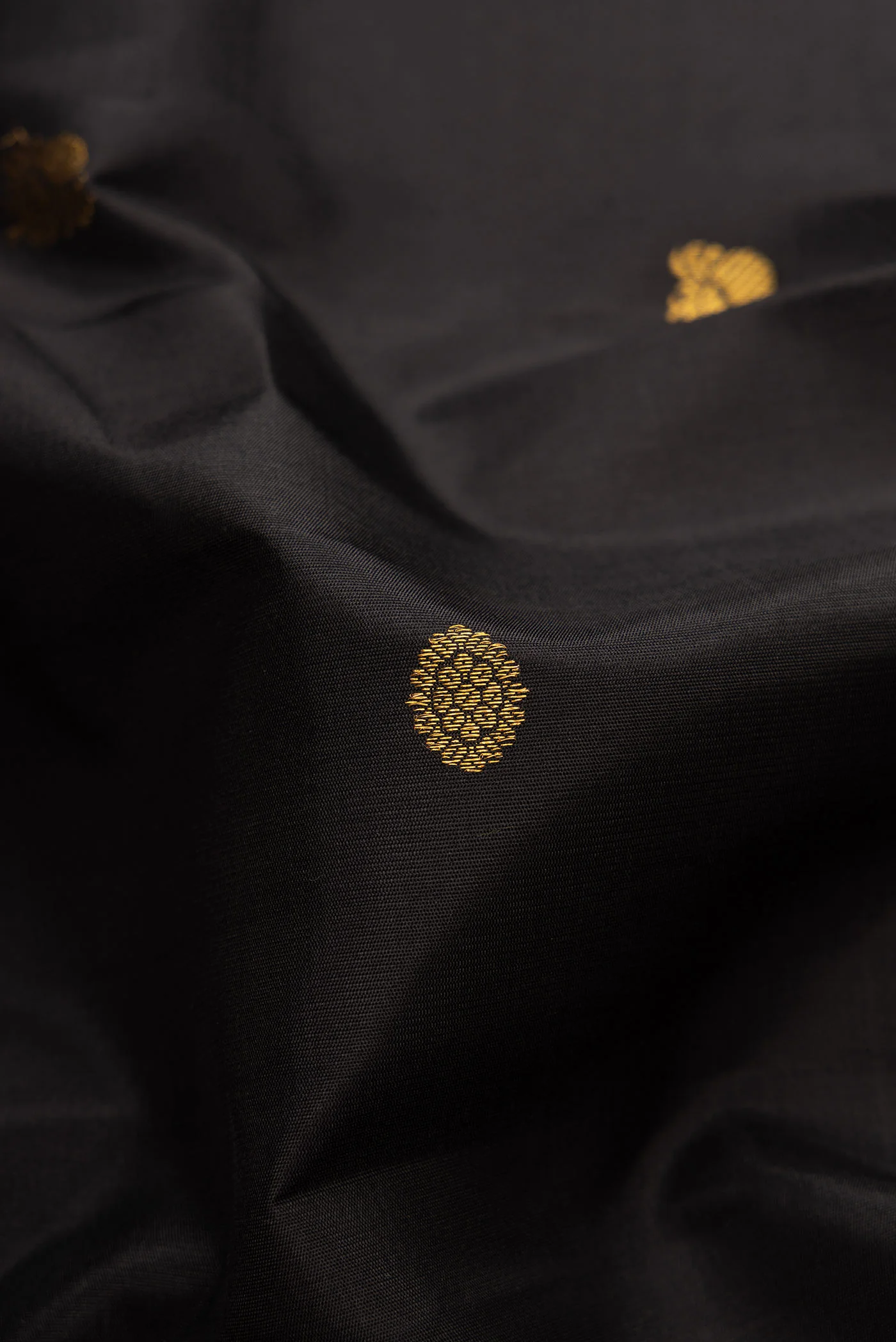 Black Dual Tone Kanjivaram Silk Saree - Image 2