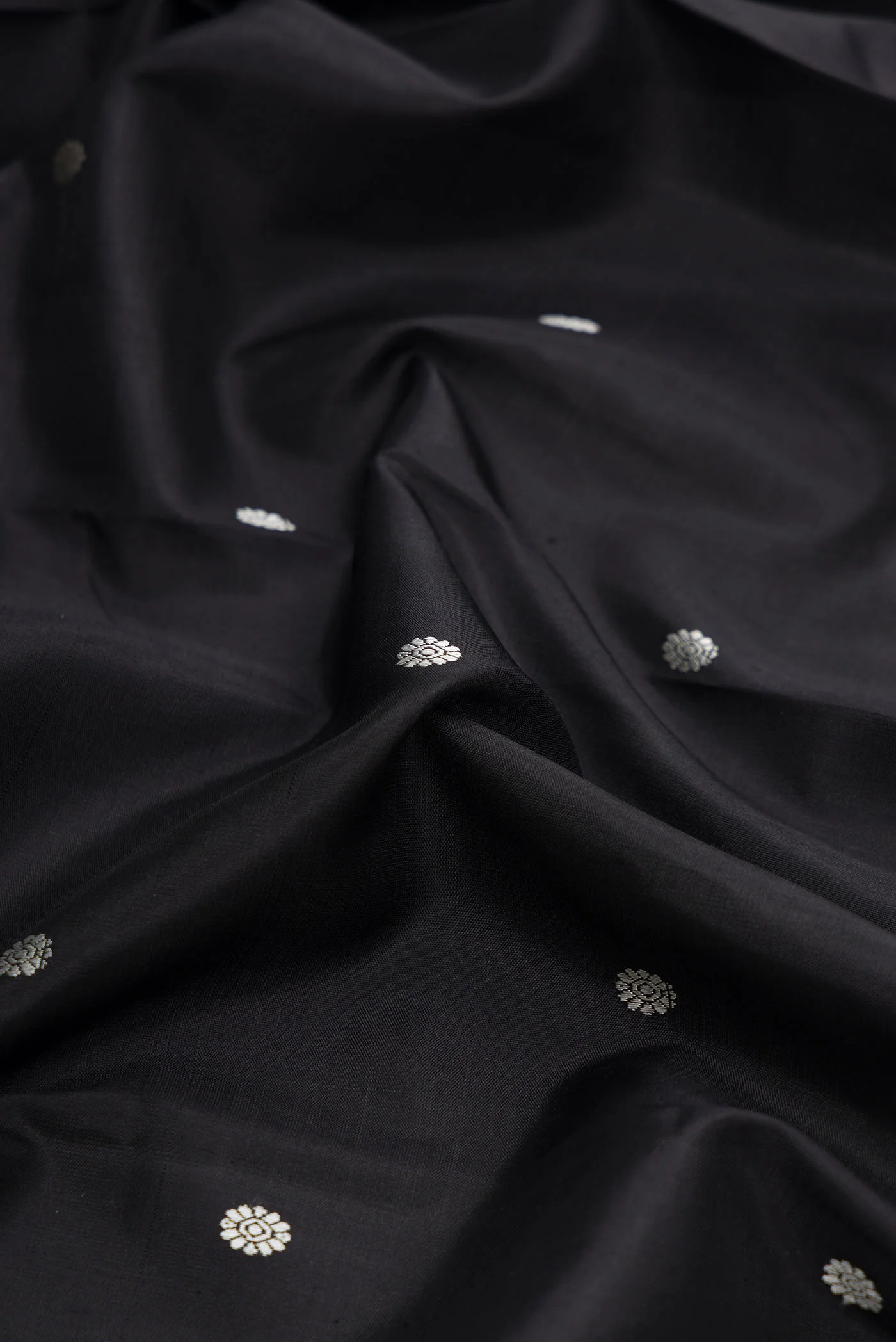 Black Dual Tone Kanjivaram Silk Saree - Image 2