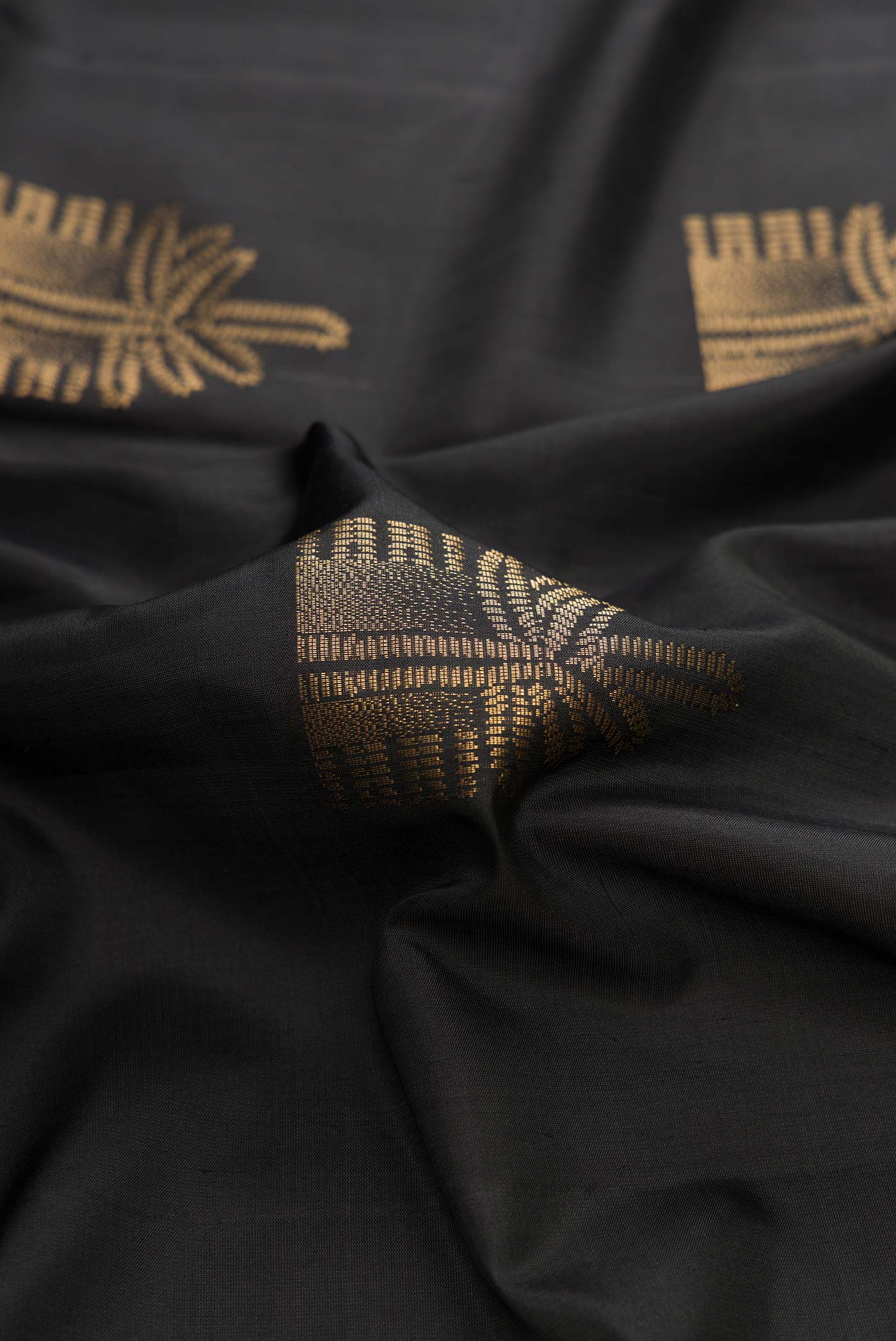 Black Dual Tone Soft Silk Saree - Image 2
