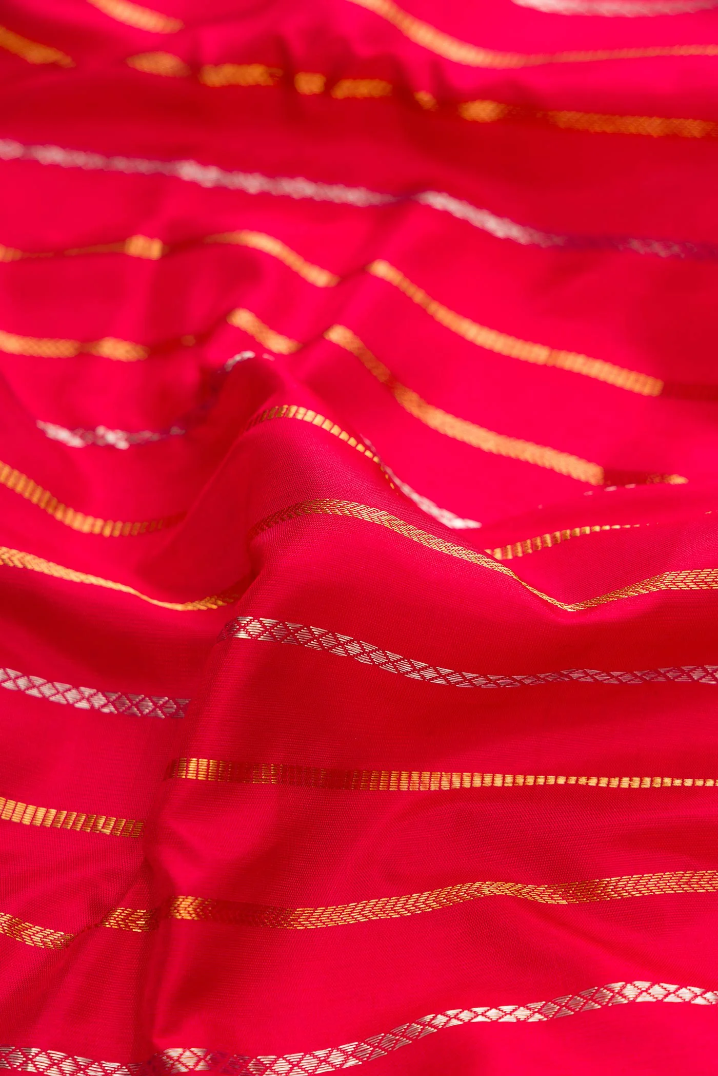 Deep Red Dual Tone Gadwal Silk Saree - Image 2