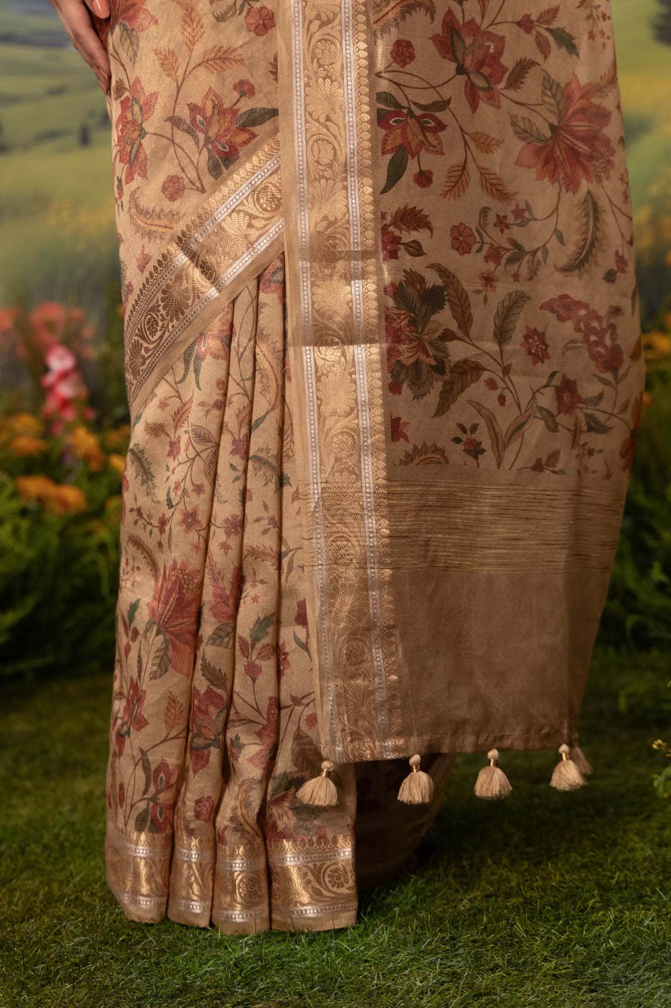 Floral Paradise-Beige Cotton Tissue Saree - Image 3