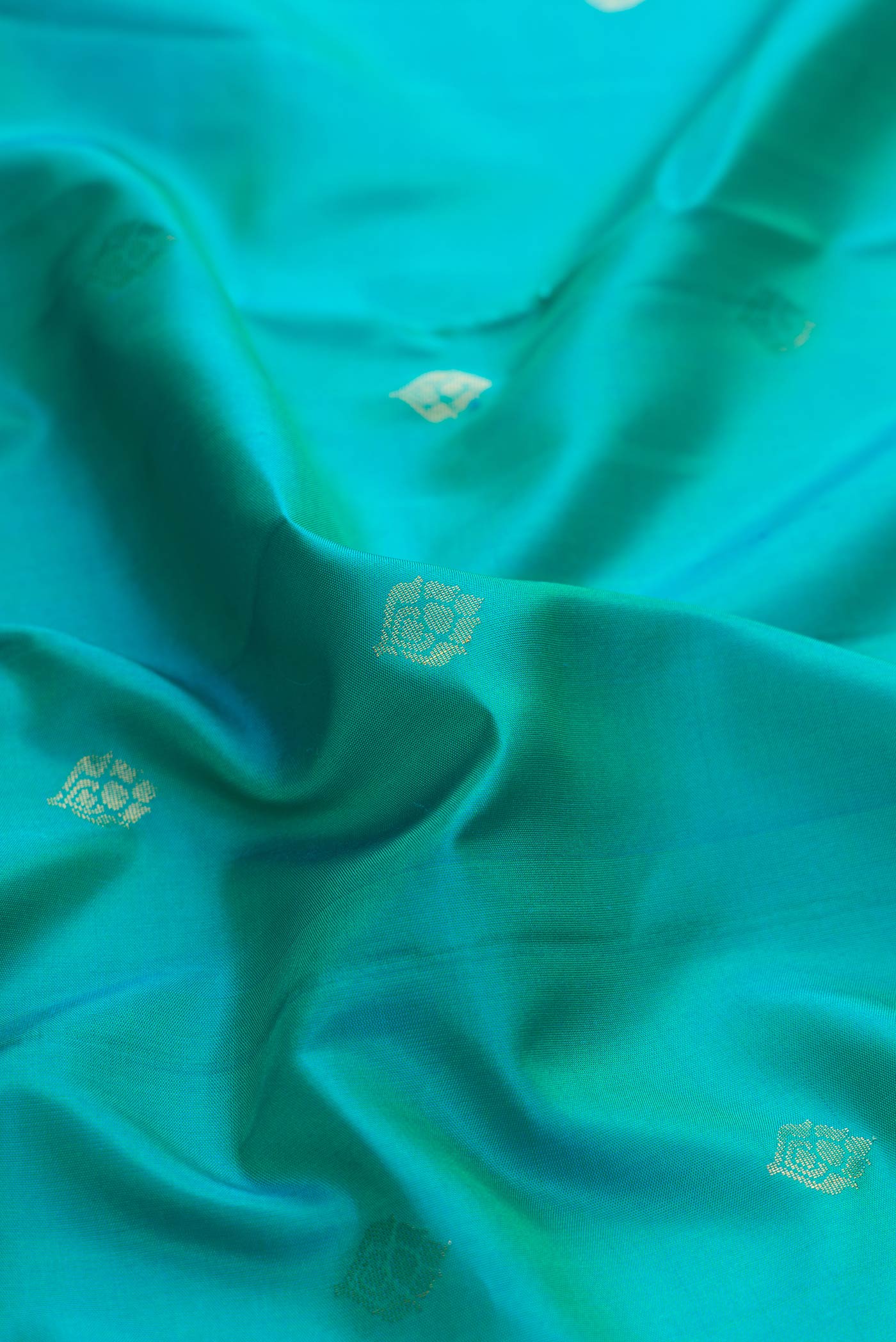 Green Dual Tone Soft Silk Saree - Image 2
