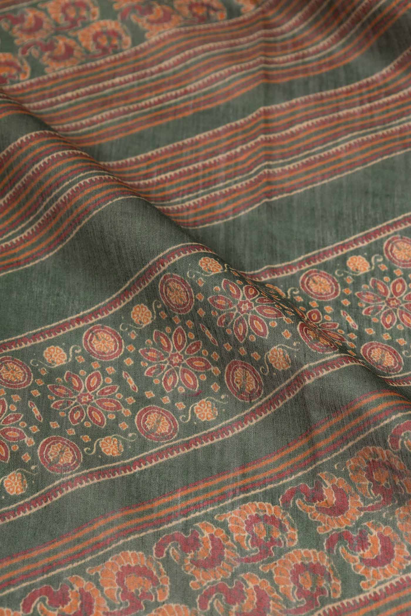 Green Dual Tone Tussar Silk Saree - Image 2