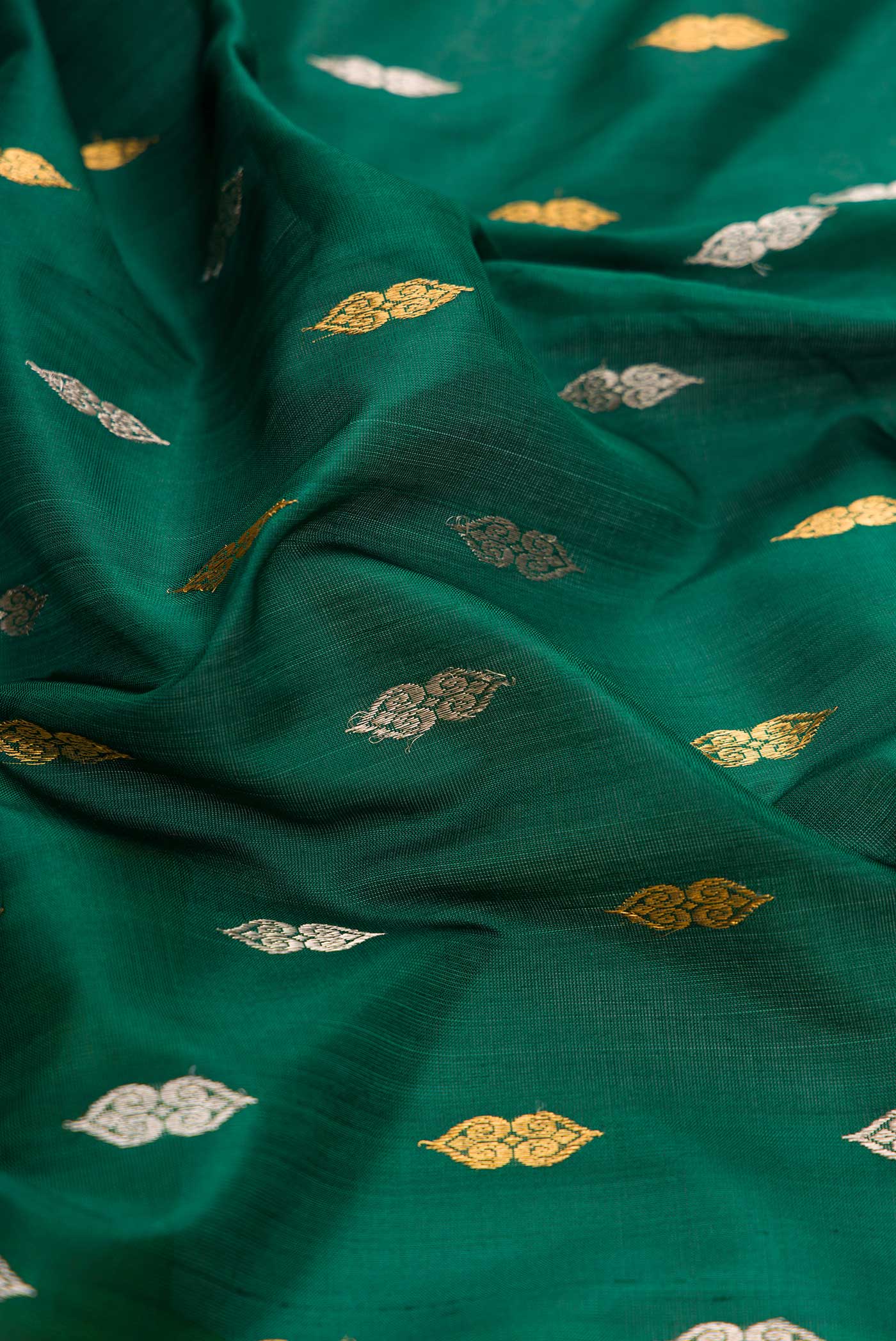 Green Dual Tone Uppada Silk Saree - Image 2