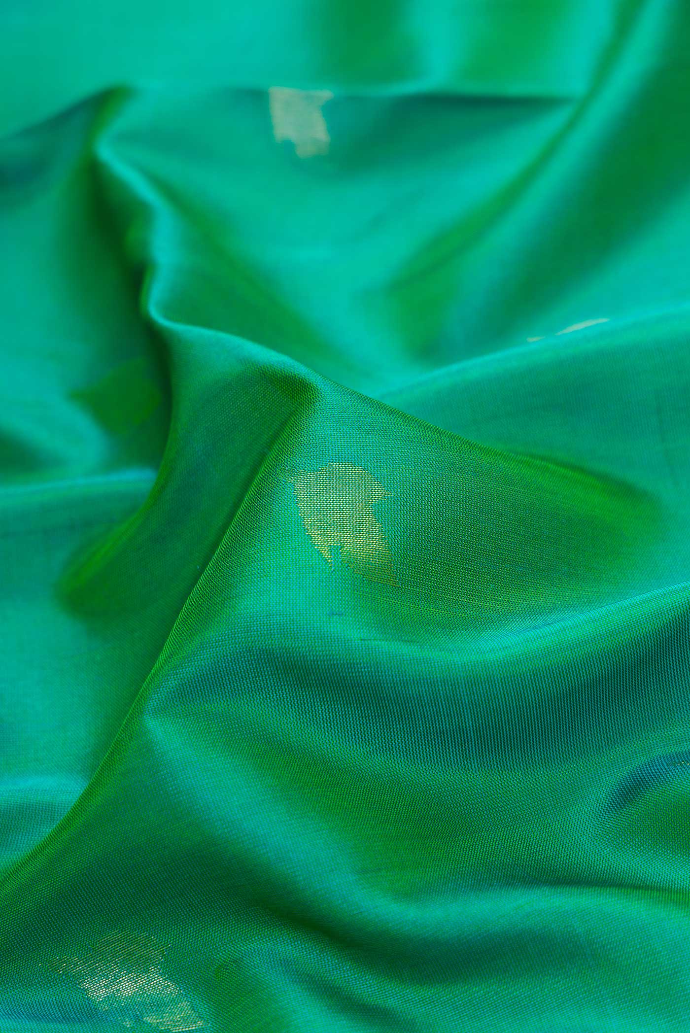 Green Dual Tone Uppada Silk Saree - Image 2