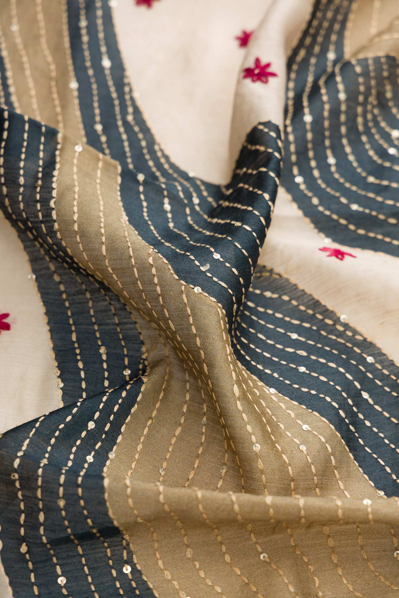 Grey Dual Tone Tussar Silk Saree - Image 2