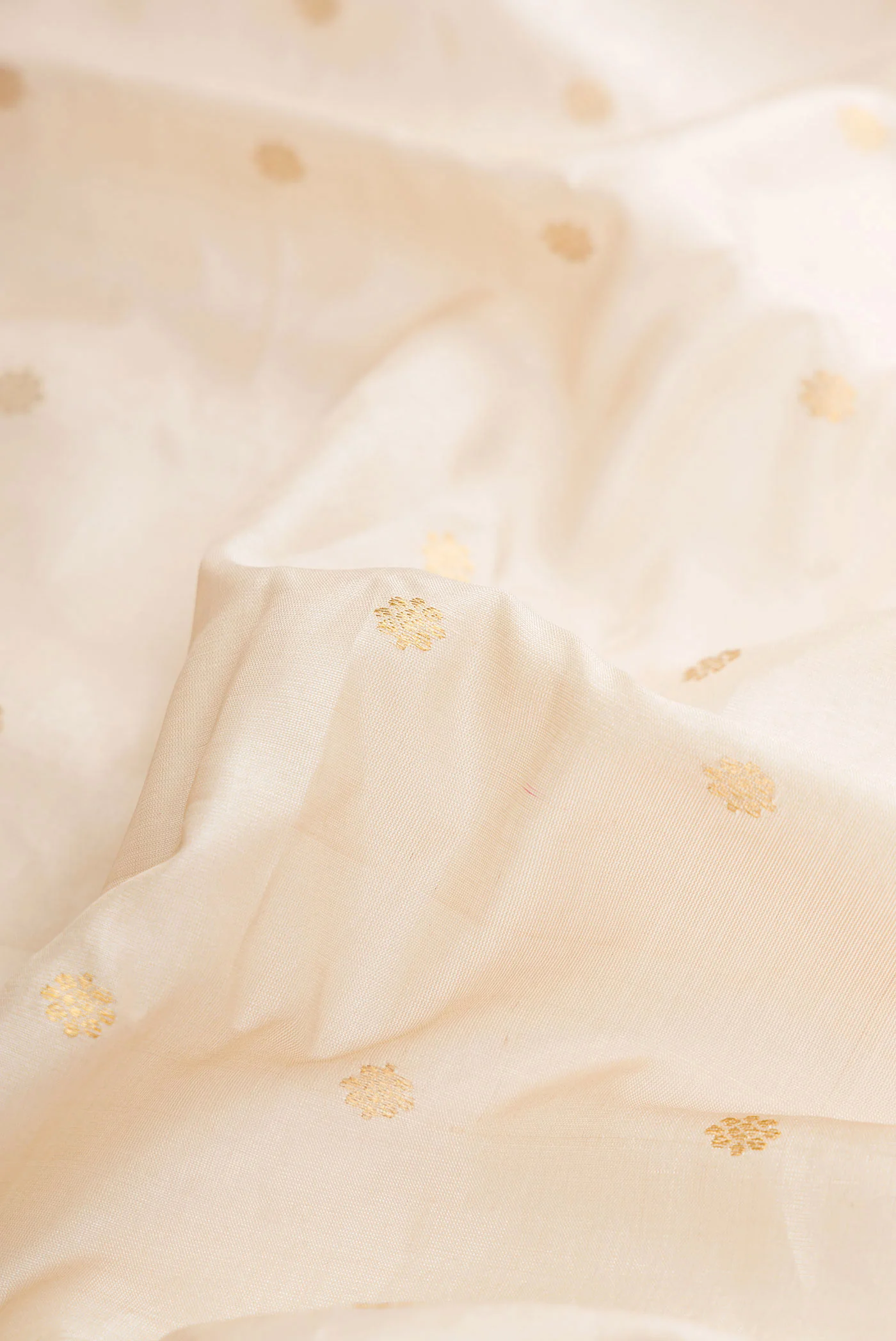 Off White Dual Tone Gadwal Silk Saree - Image 2