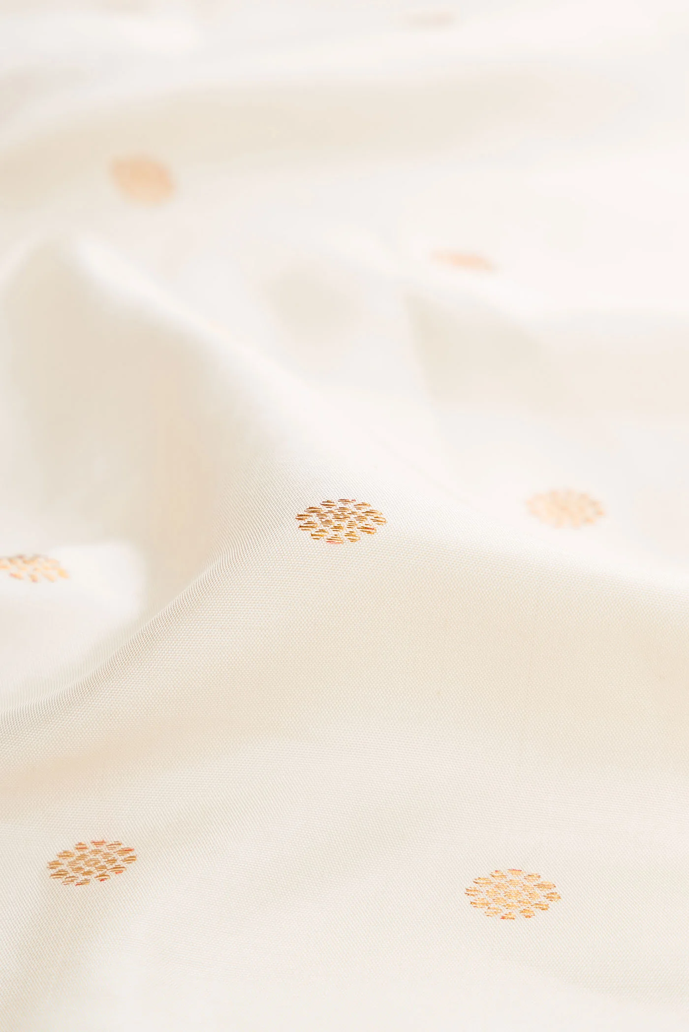 Off White Dual Tone Gadwal Silk Saree - Image 2