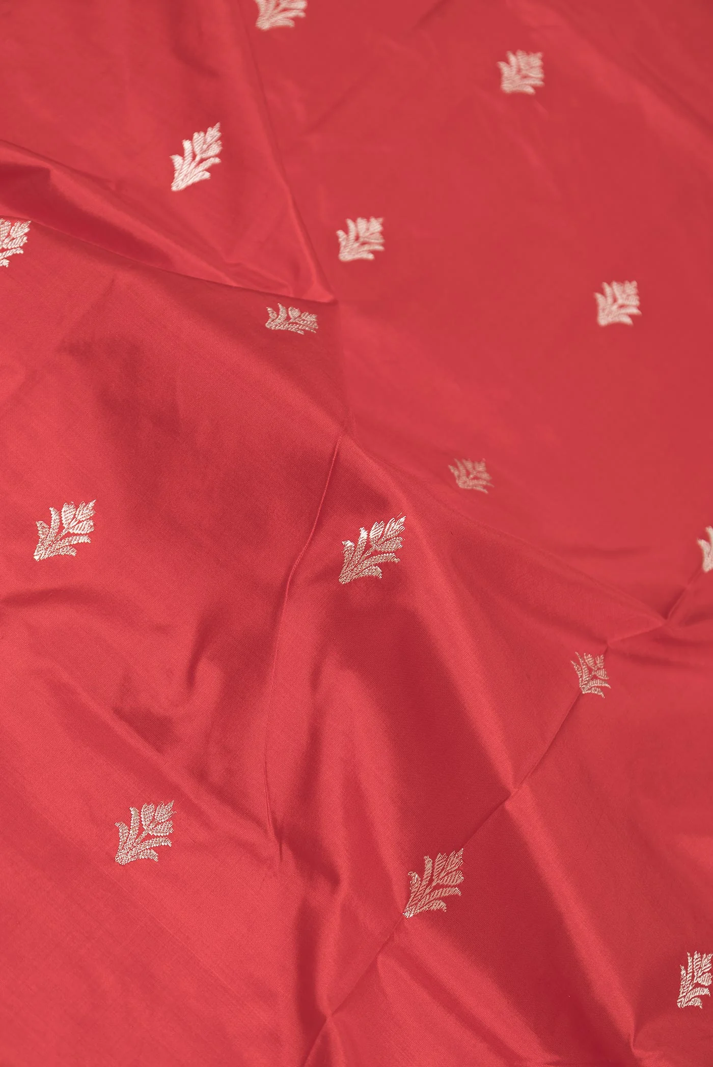 Red Dual Tone Banarasi Silk Saree - Image 2