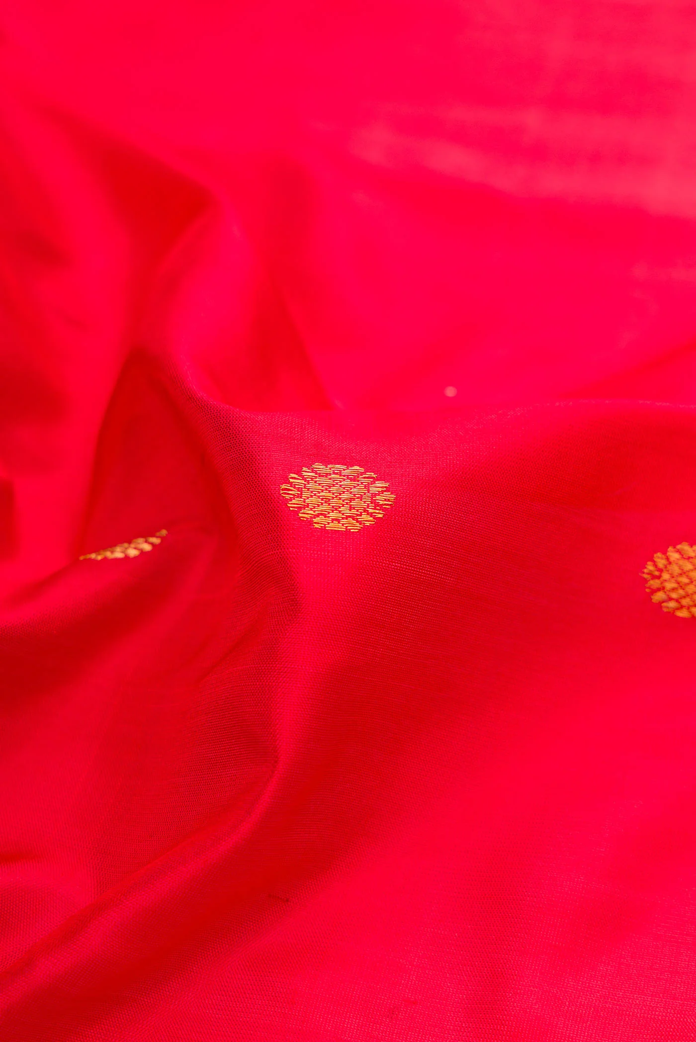 Red Dual Tone Gadwal Silk Saree - Image 2